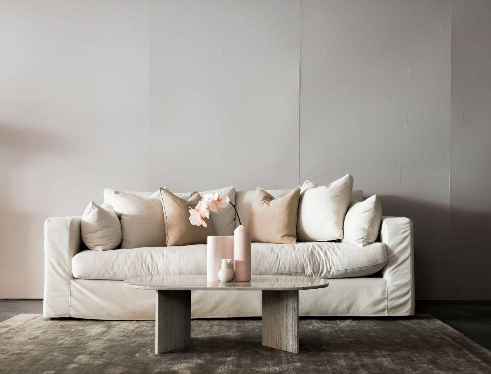 Sofa minimalis. (unsplash.com/Nathan Oakley)