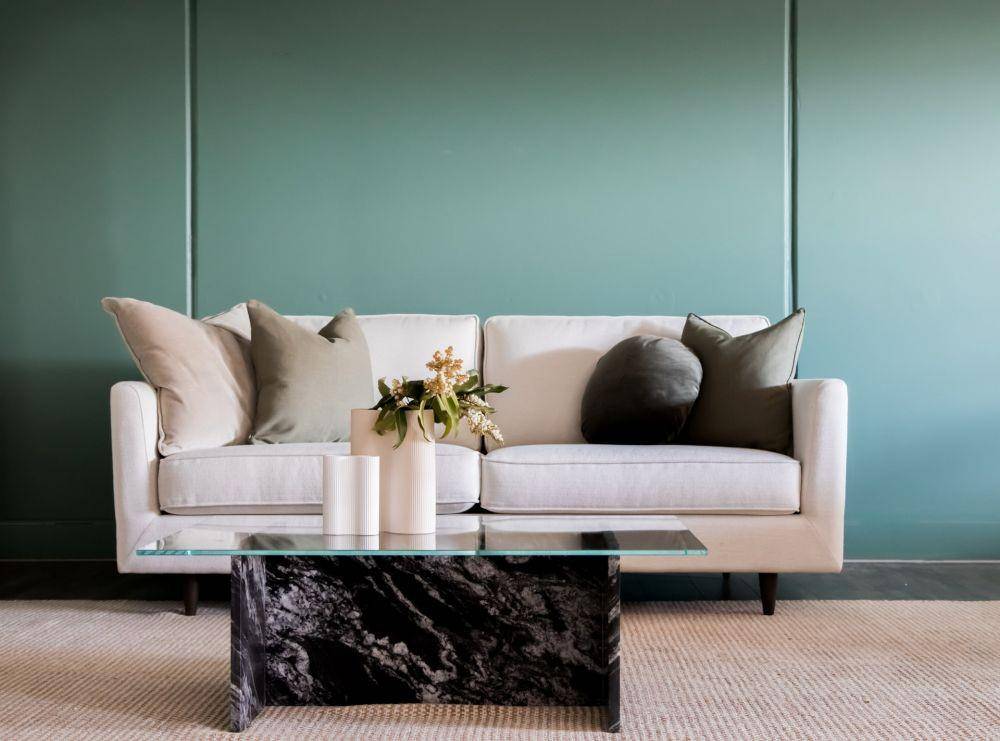 Sofa ruang tamu. (unsplash.com/Nathan Oakley)