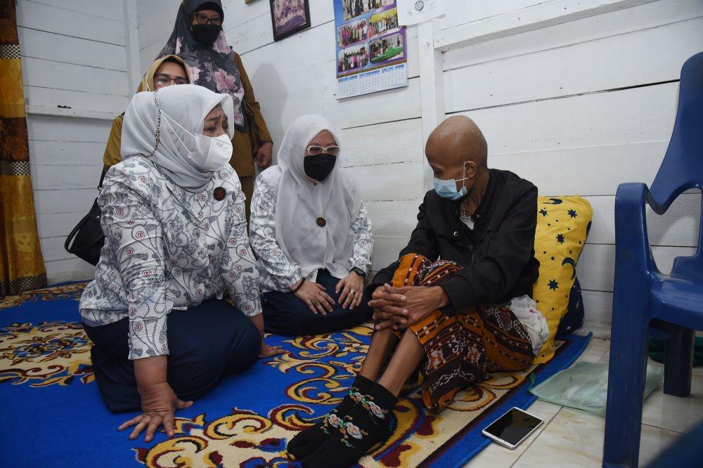 Menderita Kanker Rahim, Anita Dirawat di Tengah Keterbatasan