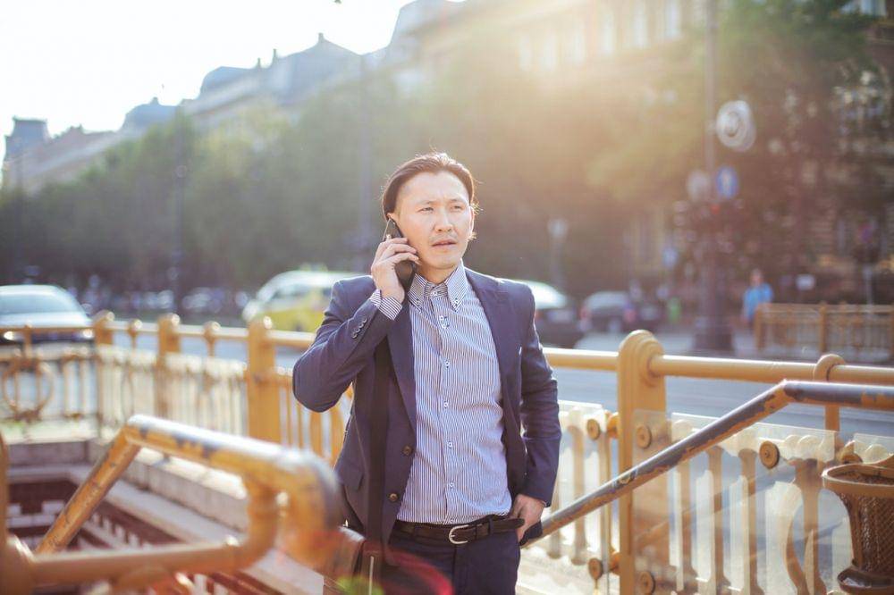 ilustrasi menerima telepon (pexels.com/Andrea Piacquadio)