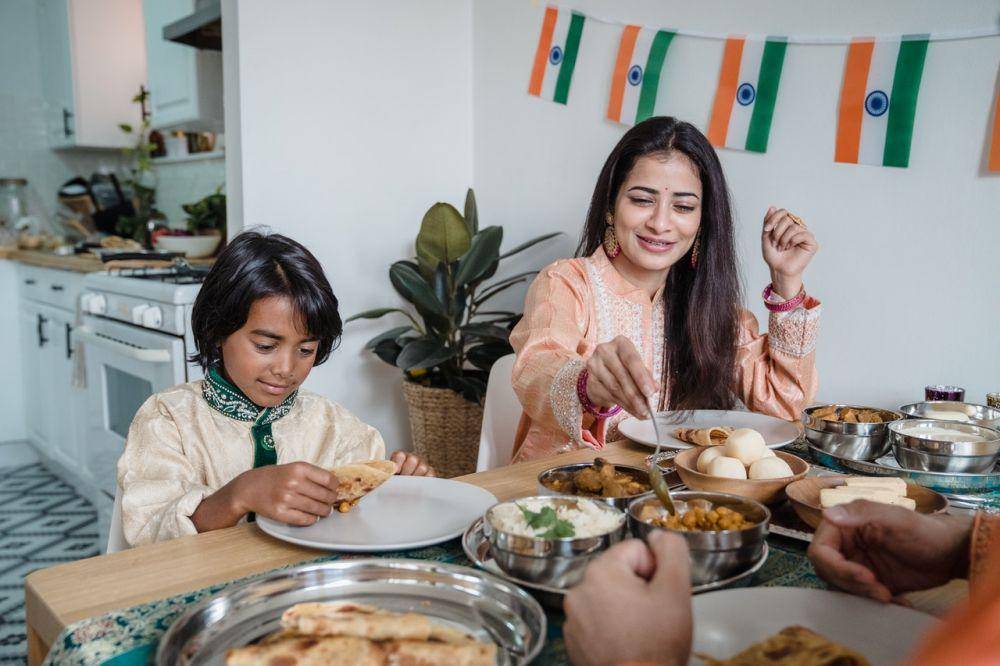 ilustrasi orang india sedang makan (pexels.com/Anna Pou)
