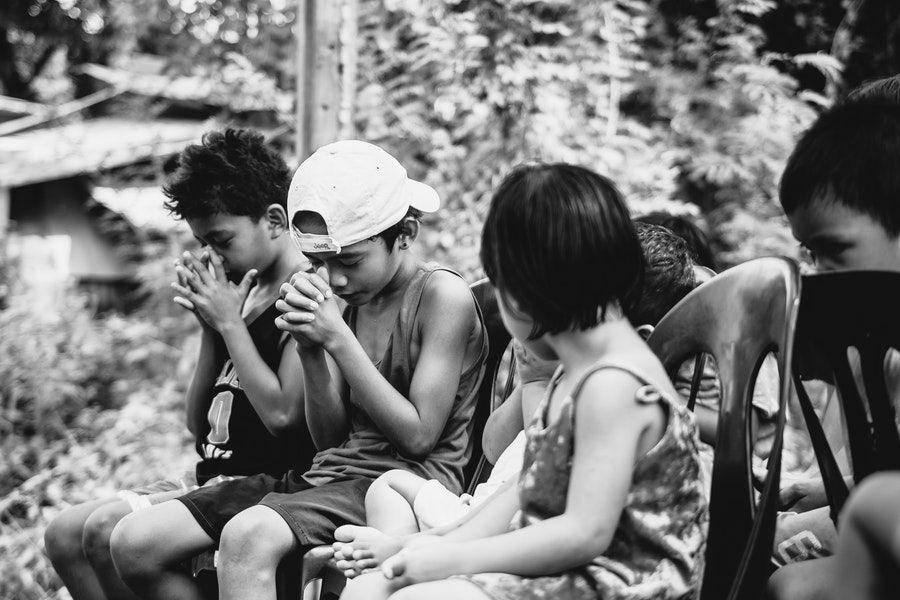 ilustrasi anak-anak berdoa (pexels.com/Nothing Ahead)