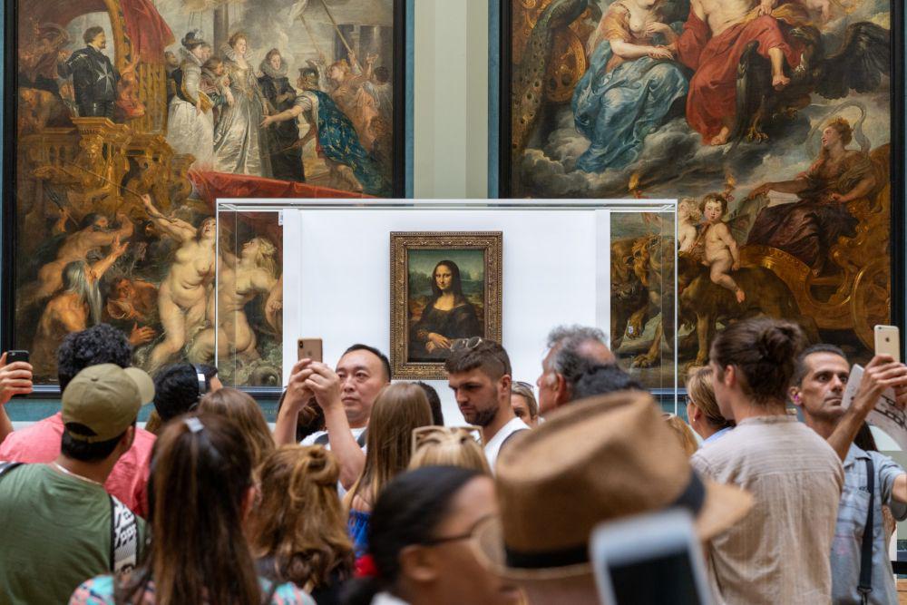 Lukisan Mona Lisa Dilempari Kue, Pelakunya Nyamar Jadi Wanita Jompo