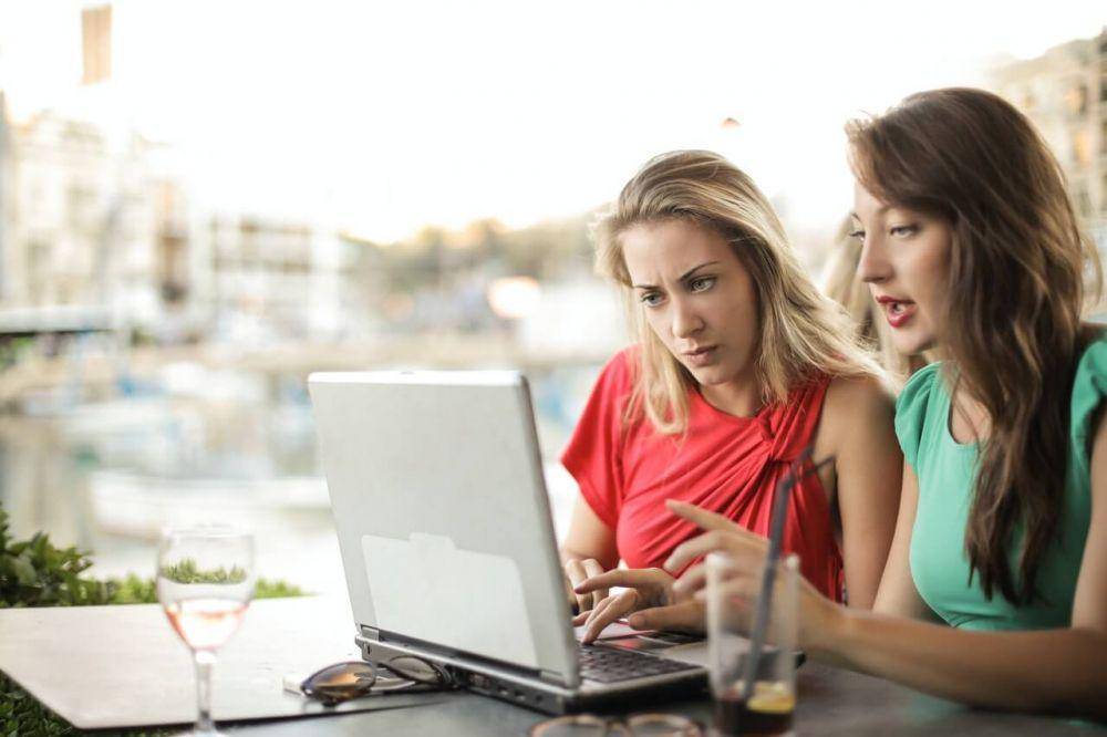 ilustrasi teman melihat ke laptop (pexels.com/Andrea Piacquadio)