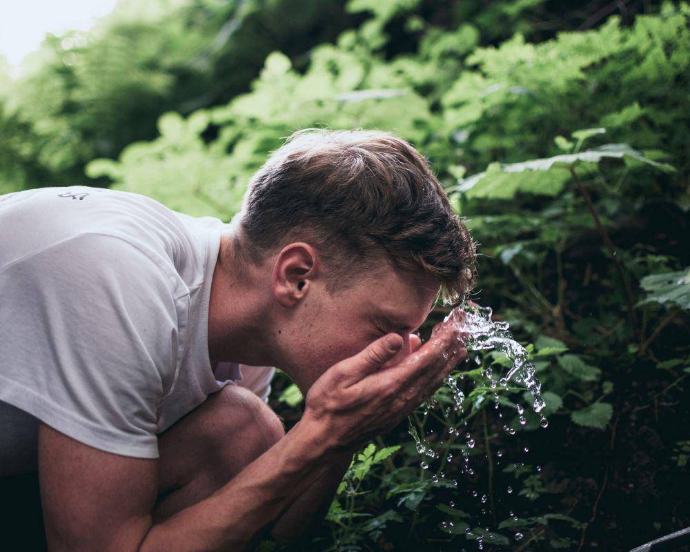 ilustrasi cuci muka (unsplash.com/Tadeusz Lakota)