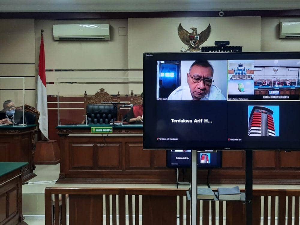 Eks Direktur PTPN VI saat jalani sidang putusan di PN Tipikor Surabaya. Dok. Istimewa.