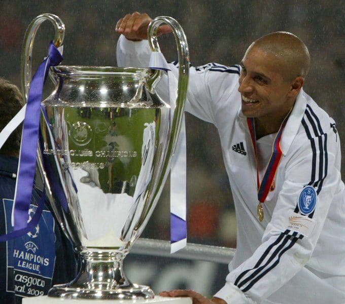 Roberto Carlos memegang trofi Liga Champions. (twitter.com/squawka)