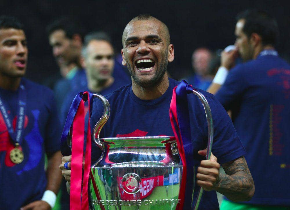 Dani Alves menjuarai Liga Champions 2014/2015 bersama Barcelona. (twitter.com/ChampionsLeague)