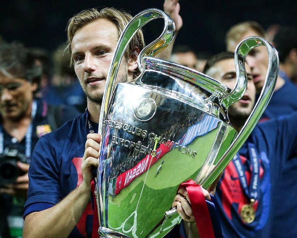 Ivan Rakitic mengangkat trofi Liga Champions 2014/2015. (twitter.com/brfootball)