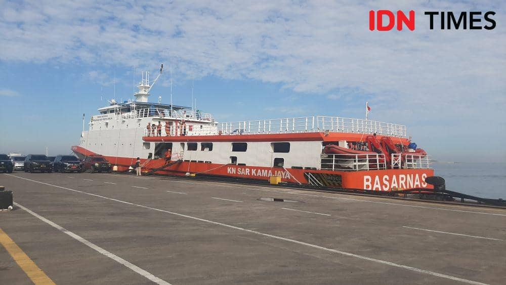 KN SAR Kamajaya milik Basarnas Sulsel saat berlabuh di Pelabuhan Soekarno Hatta Makassar bersiap untuk melanjutkan pencarian korban KM Ladang Pertiwi 2 di Perairan Selat Makassar, Selasa (31/5/2022). Dahrul Amri/IDN Times Sulsel