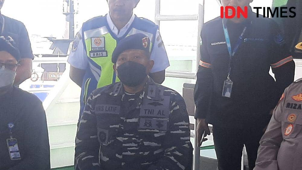 Komandan Satuan Patroli (Dansatrol) Lantamal VI Makassar, Kolonel Laut (P) Anis Latif saat konferensi pers soal tenggelamnya KM Ladang Pertiwi 2. Dahrul Amri/IDN Times Sulsel