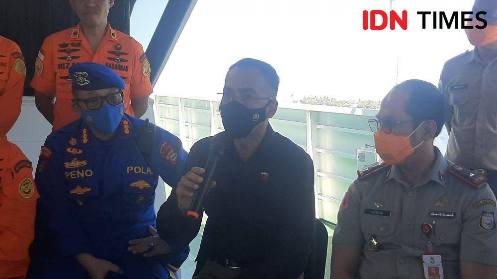 Direskrimsus Polda Sulsel, Kombes Pol Widony Fedri saat memberikan penjelasan terkait kasus tenggelanya KM Ladang Pertiwi 2 saat konferensi pers di atas KN SAR Kamajaya di Makassar, Selasa (31/5/2022). Dahrul Amri/IDN Times Sulsel