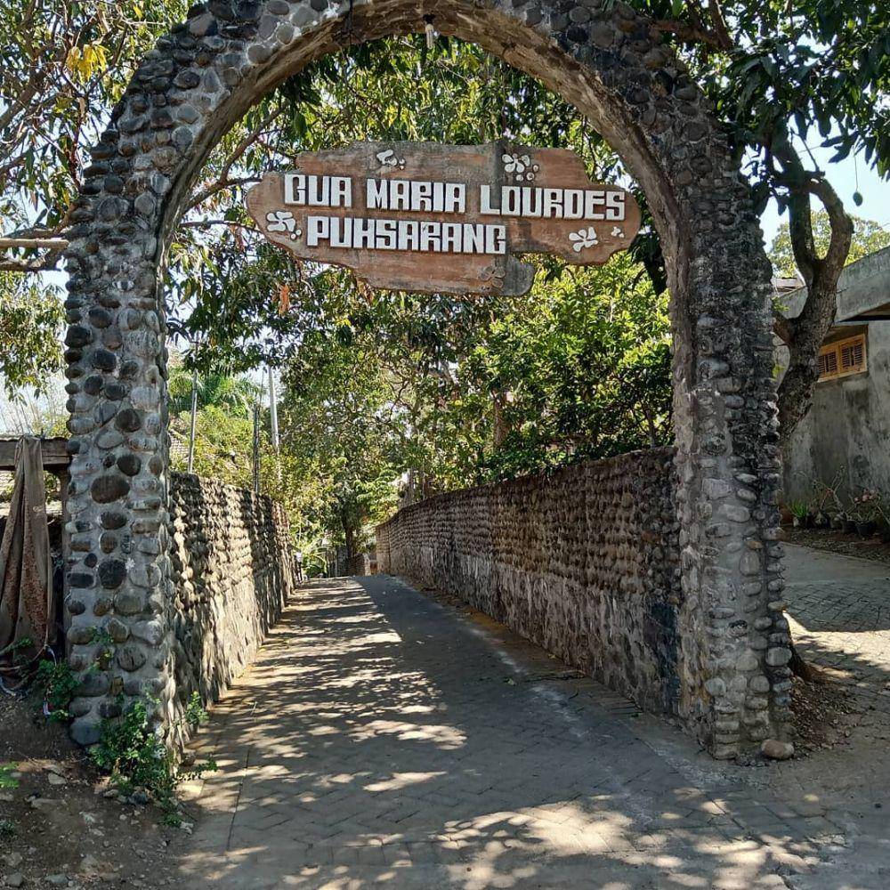 Gua Maria Pohsarang (pexels.com/dephzie)