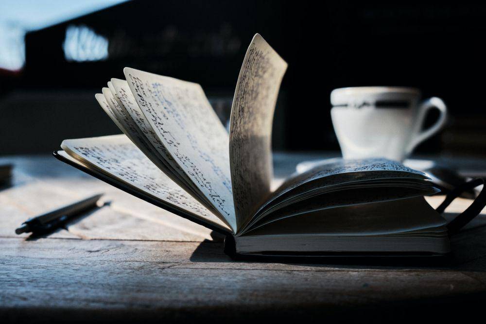ilustrasi buku catatan (unsplash.com/Yannick Pulver)