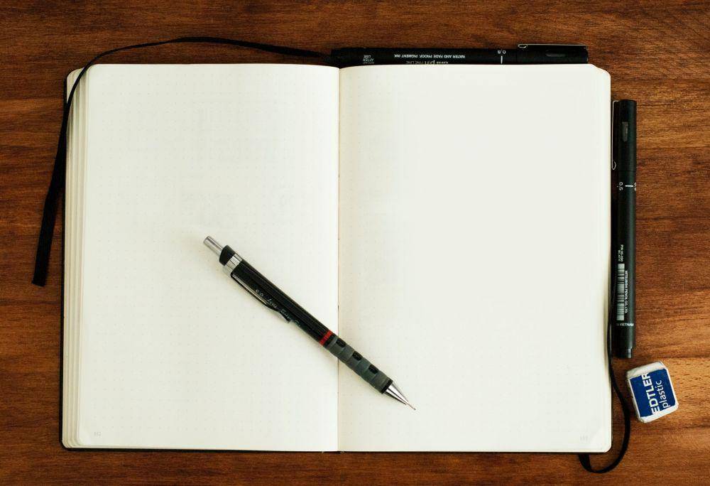 ilustrasi kertas catatan yang masih kosong (unsplash.com/Mike Tinnion)