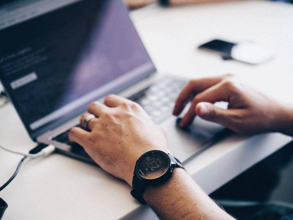 ilustrasi bekerja keras (unsplash.com/Maxwell Ridgeway)