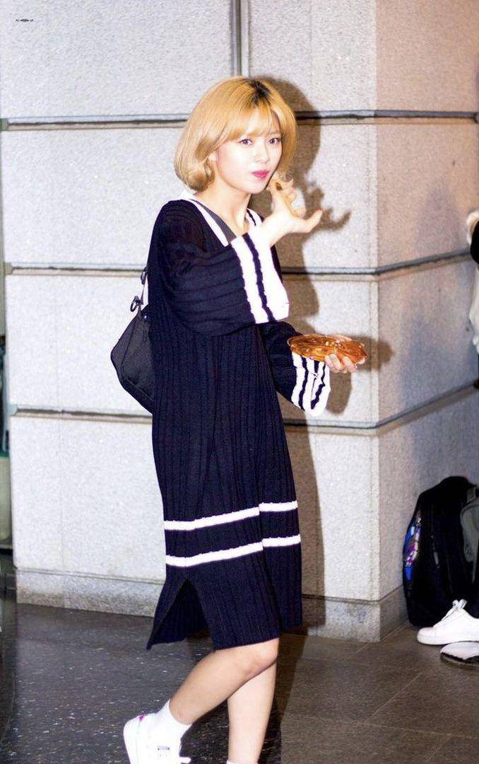 dress Jeongyeon Twice (instagram.com/trendfashiontwice)