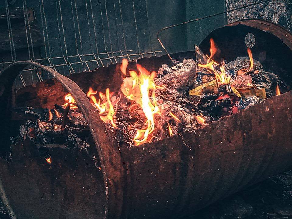 Ilustrasi bakar sampah.