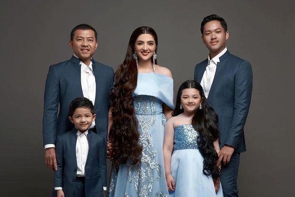10 Pemotretan Terbaru Keluarga A6, Formal Elegan Bak Royal Family