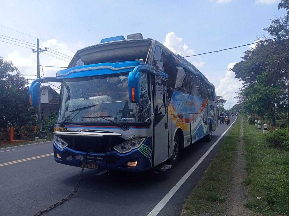 Ugal-ugalan, Bus Sugeng Rahayu Terguling di Madiun, 20 Orang Luka-luka