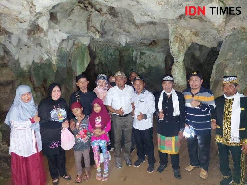 Plt. Bupati PPU. Hamdam  pose bersama warga di dalam Gua Batu Tapak Raja di Desa wonosari Sepaku  (IDN Times/ Ervan)