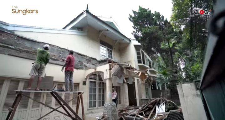 Irwansyah rombak rumah tua jadi butik (youtube.com/The Sungkars)