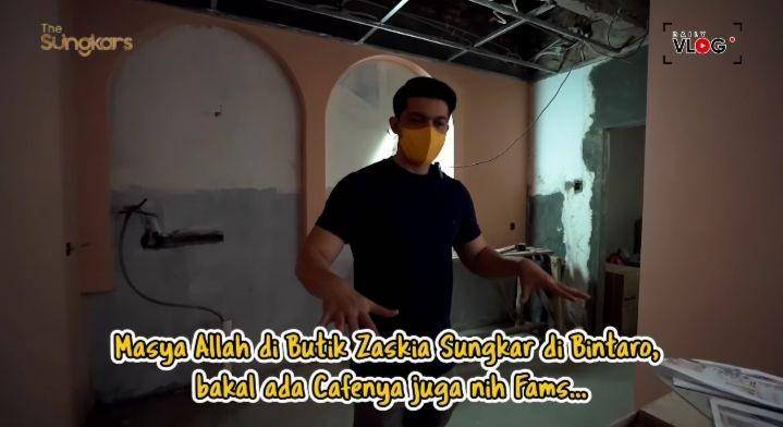 Irwansyah rombak rumah tua jadi butik (youtube.com/The Sungkars)