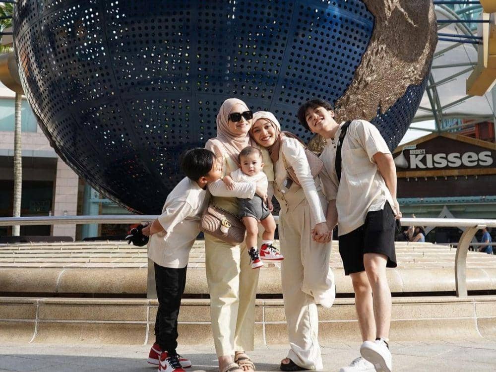 10 Potret Nathalie Holscher Liburan di Singapura sambil Momong Anak