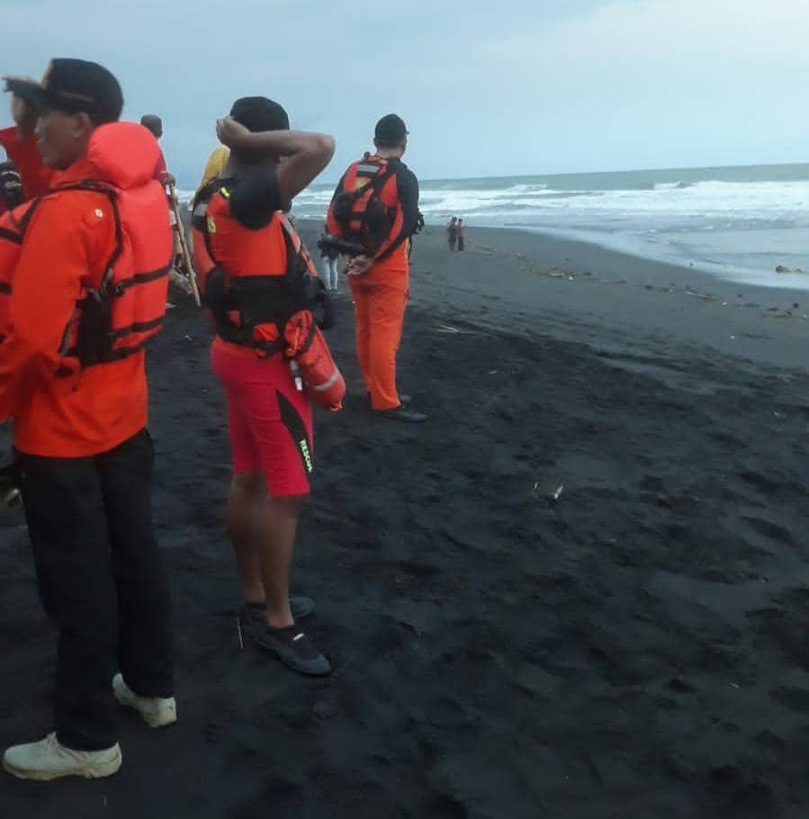 Proses pencarian korban laka laut Pantai Congot. (Dok. Basarnas Yogyakarta)