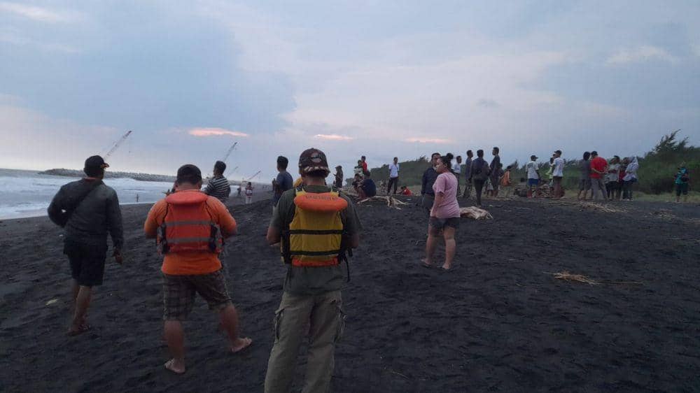 Proses pencarian korban laka laut Pantai Congot. (Dok. Basarnas Yogyakarta)