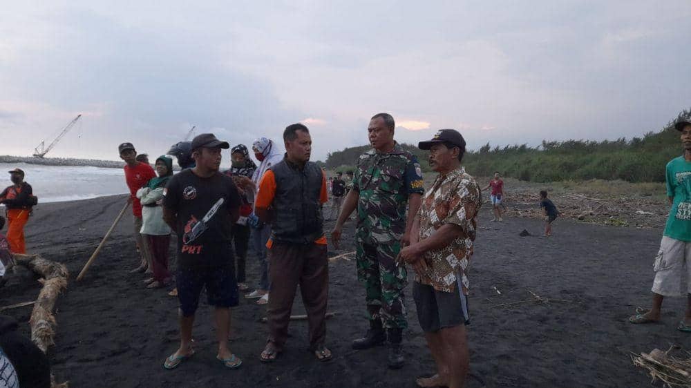 Proses pencarian korban laka laut Pantai Congot. (Dok. Basarnas Yogyakarta)