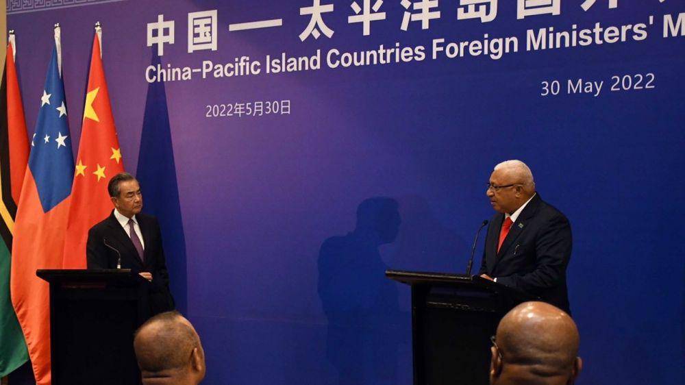 Menteri Luar Negeri China, Wang Yi dan Perdana Menteri, Frank Bainimarama. (twitter.com/Frank Bainimarama)