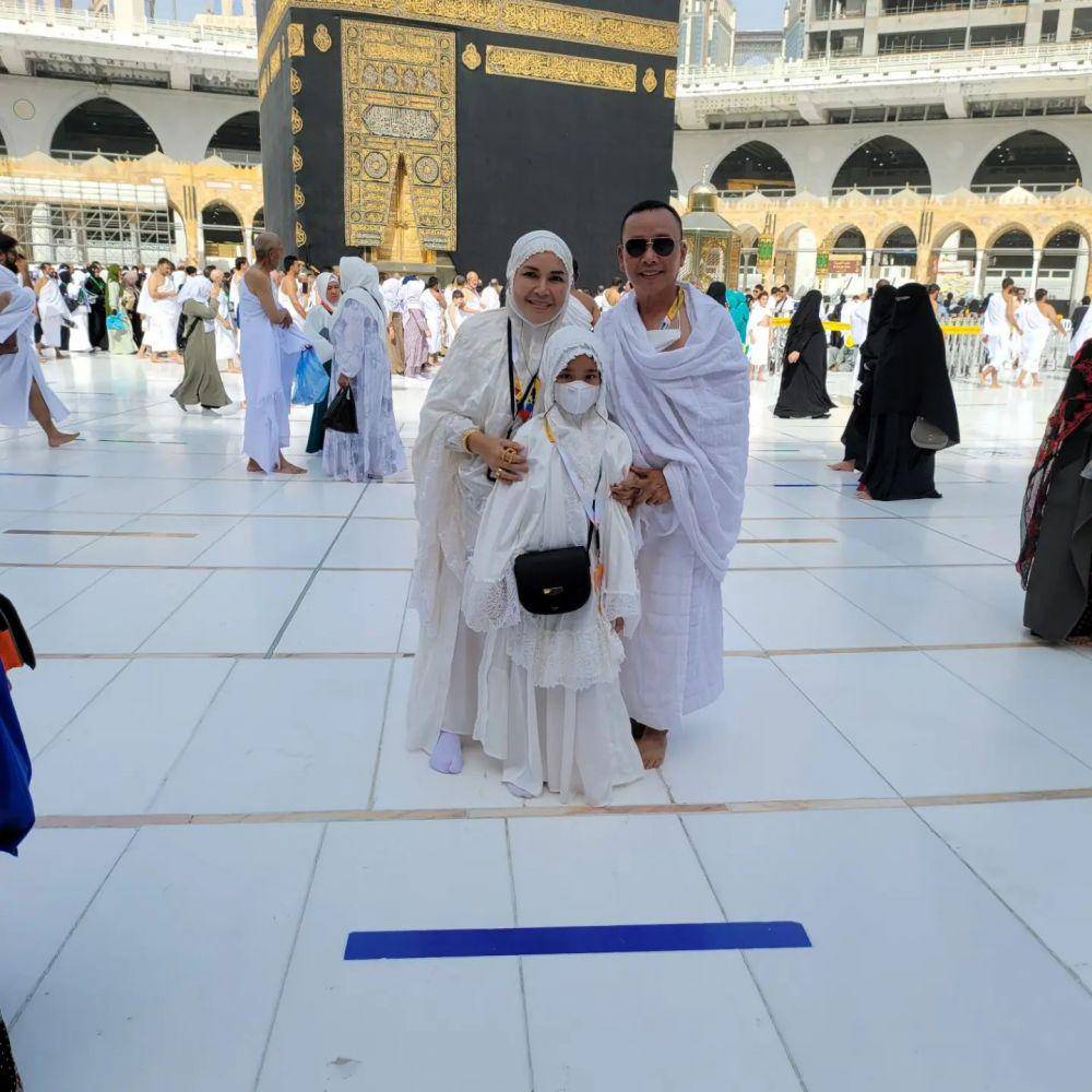keluarga Ayu Ting Ting umrah (instagram.com/mom_ayting92_)