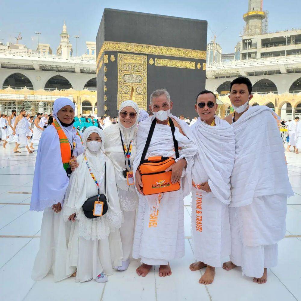 keluarga Ayu Ting Ting umrah (instagram.com/mom_ayting92_)
