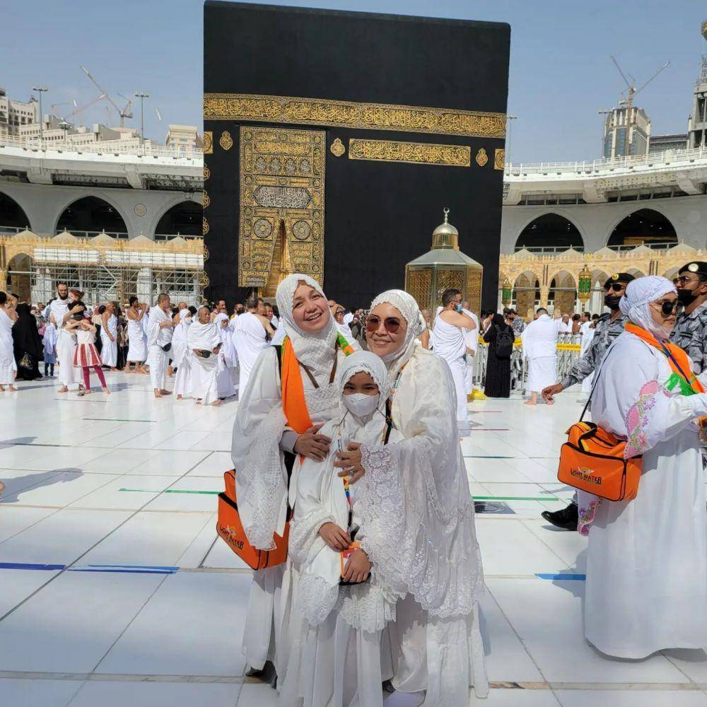 keluarga Ayu Ting Ting umrah (instagram.com/mom_ayting92_)