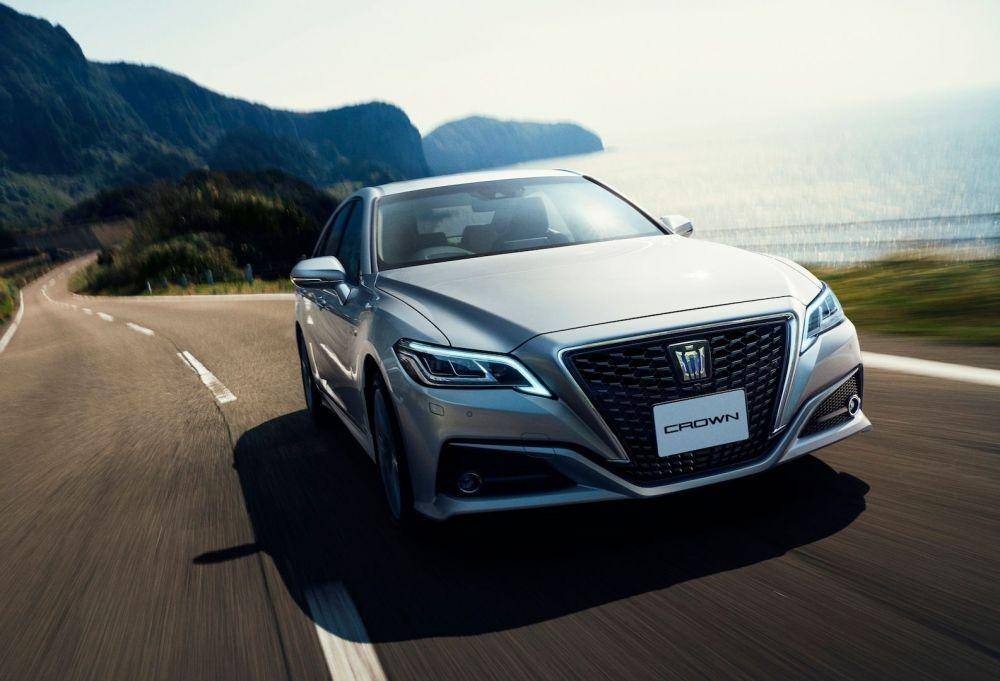 Toyota Crown 2.5 HV G-Executive (drivemag.com)