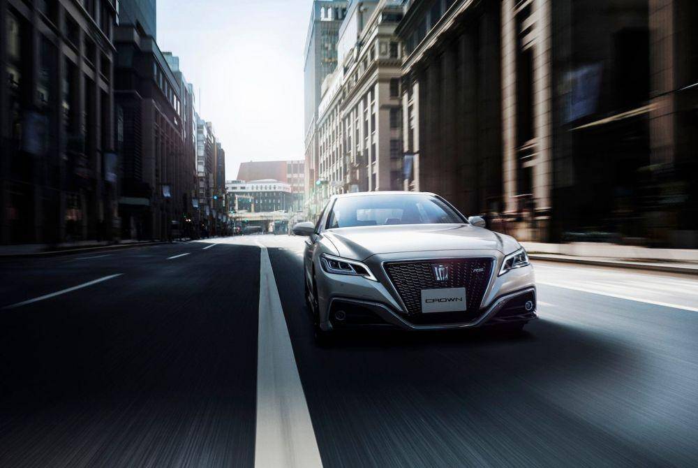 Toyota Crown 2.5 HV G-Executive (drivemag.com)