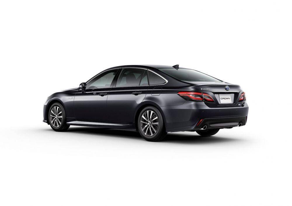 Toyota Crown 2.5 HV G-Executive (drivemag.com)
