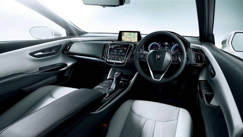 Toyota Crown 2.5 HV G-Executive (drivemag.com)