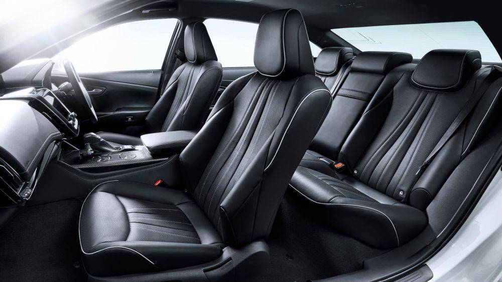 Toyota Crown 2.5 HV G-Executive (drivemag.com)