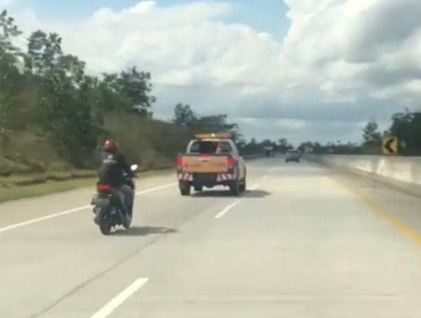 Tangkapan layar video viral pengendara motor asal Banjarmasin nekat terobos jalan tol Bal-Sam (istimewa)