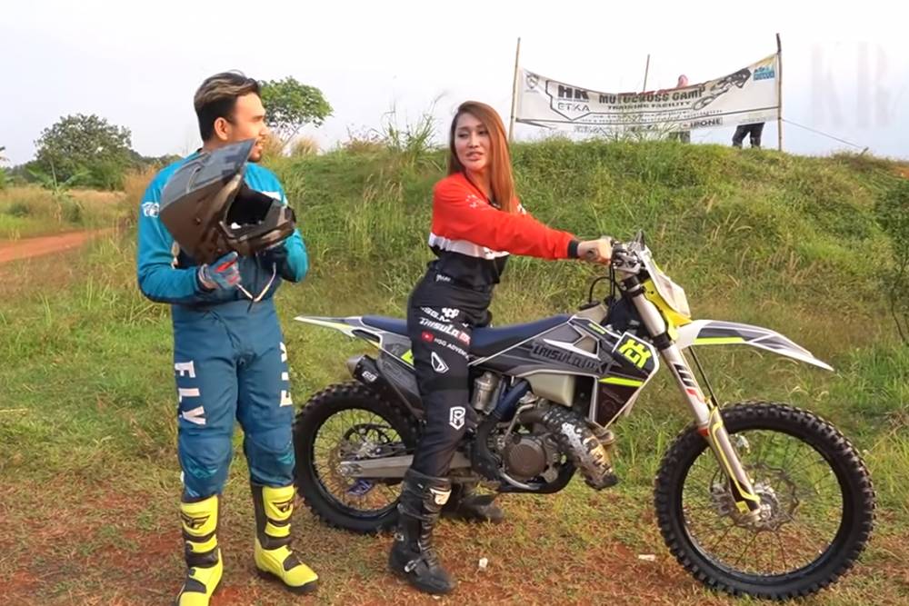 potret Lucinta Lucinta Luna jajal olahraga motor trail (youtube.com/KR TV)