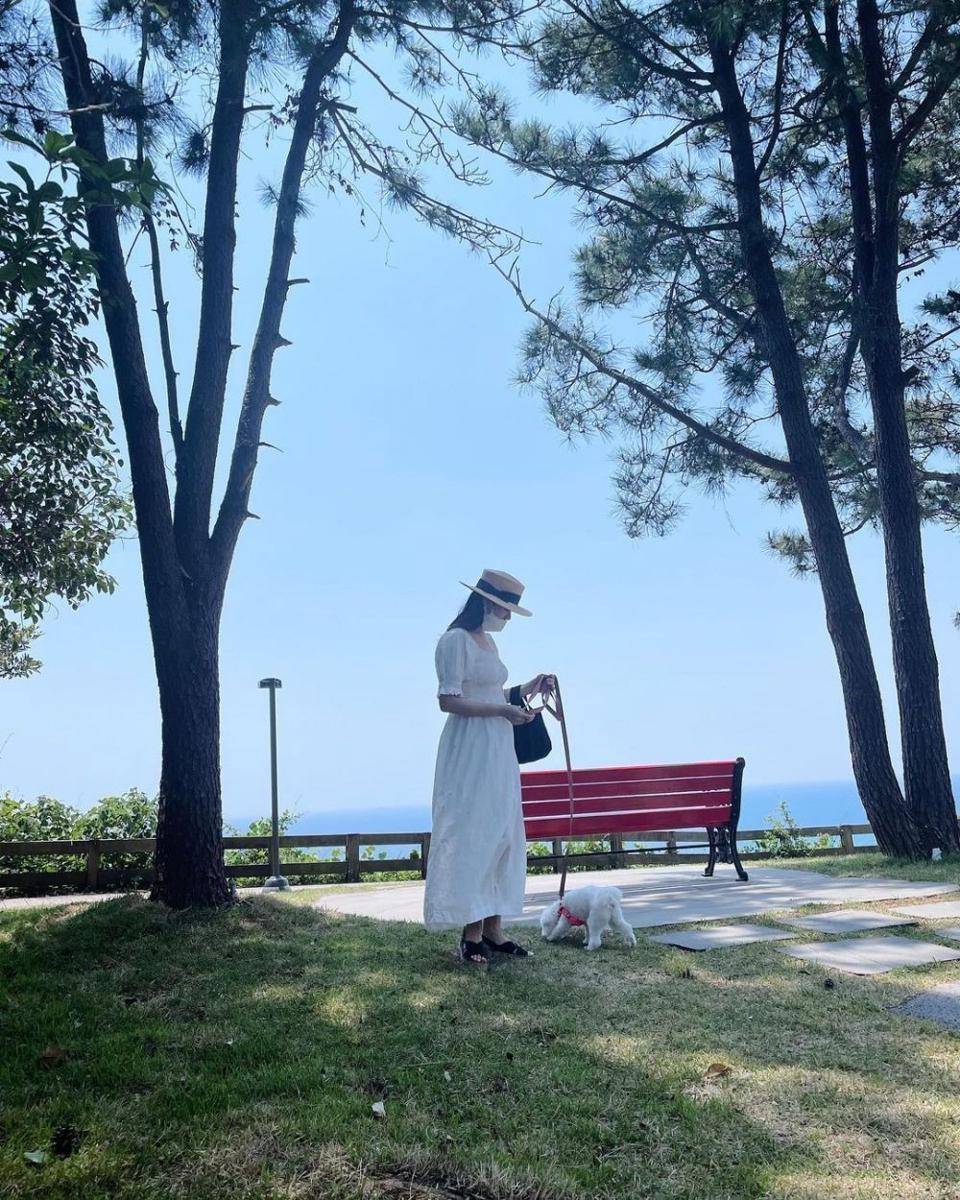 Son Ye Jin  (instagram.com/yejinhand)