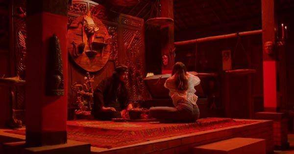 Tara meminta bantuan dukun untuk memanggil arwah Gian ( Dok. Hitmaker Studio / The Doll 3 )