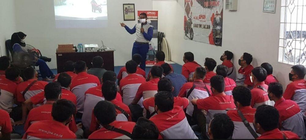 Karyawan JNE Belajar Safety Riding Naik Honda CB150X
