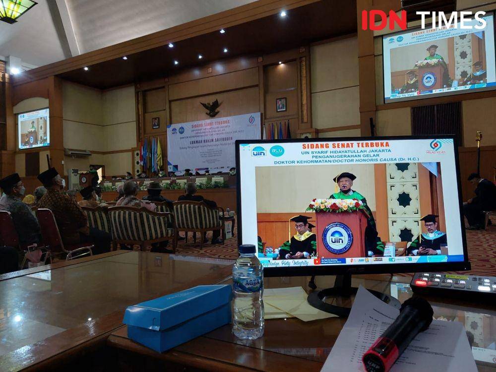 Sambutan promotor Prof. Azyumardi Azra dalam penganugerahan doktor kehormatan kepada Mantan Menteri Agama, Lukman Hakim Saifuddin (IDN Times/Vanny El-Rahman)