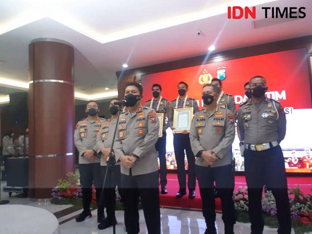 5 atlet voli yang merupakan anggota Polda Jatim dapat penghargaan. IDN Times/Ardiansyah Fajar.