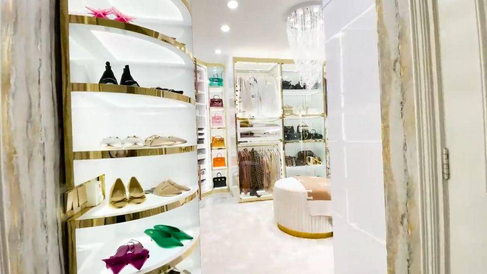 walk-in closet Tasyi Athasyia (youtube.com/tasyiathasyia)