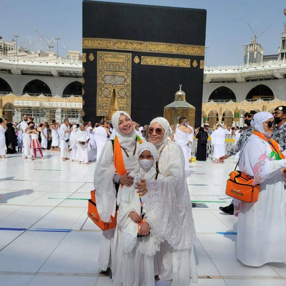 Momen ibadah umrah keluarga Ayu Ting Ting. (instagram.com/mom_ayting92_)