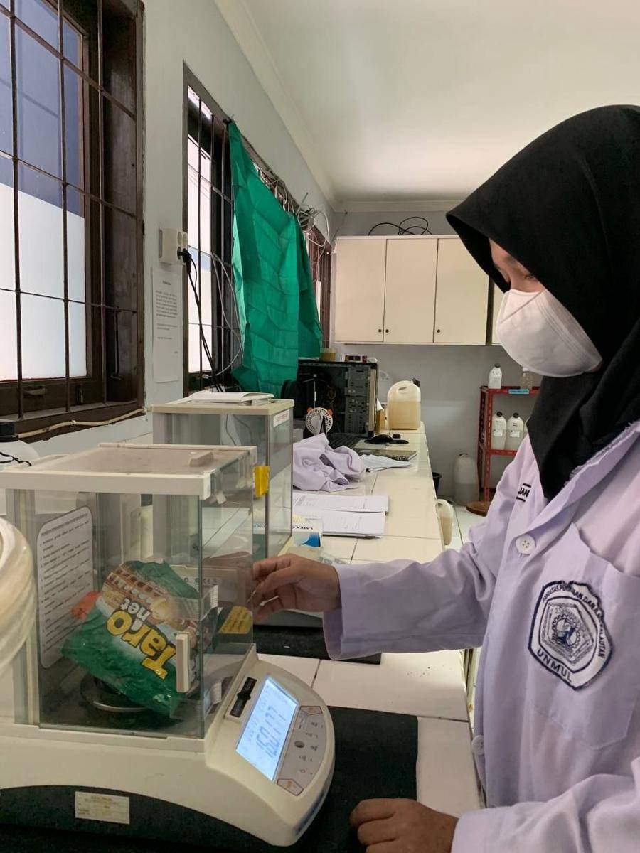 Penelitian sampah plastik di laboratorium Universitas Mulawarman Samarinda. Foto Universitas Mulawarman